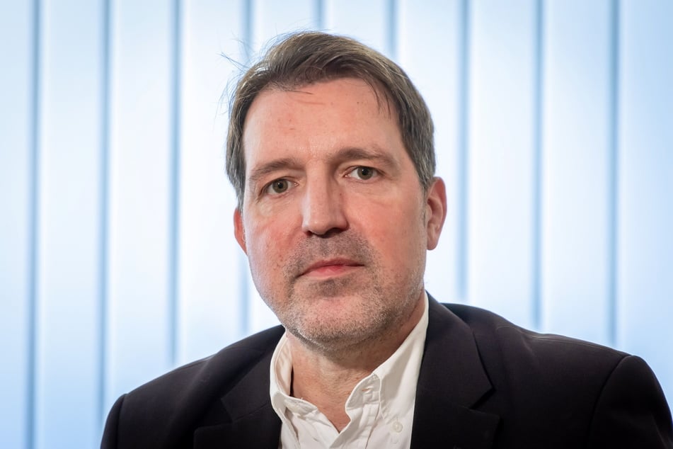 Prof. Eric Linhart (50) von der TU Chemnitz weiß, dass Rechtsextremisten auch weniger radikal auftreten, um eine breitere Masse an Wählern anzusprechen.