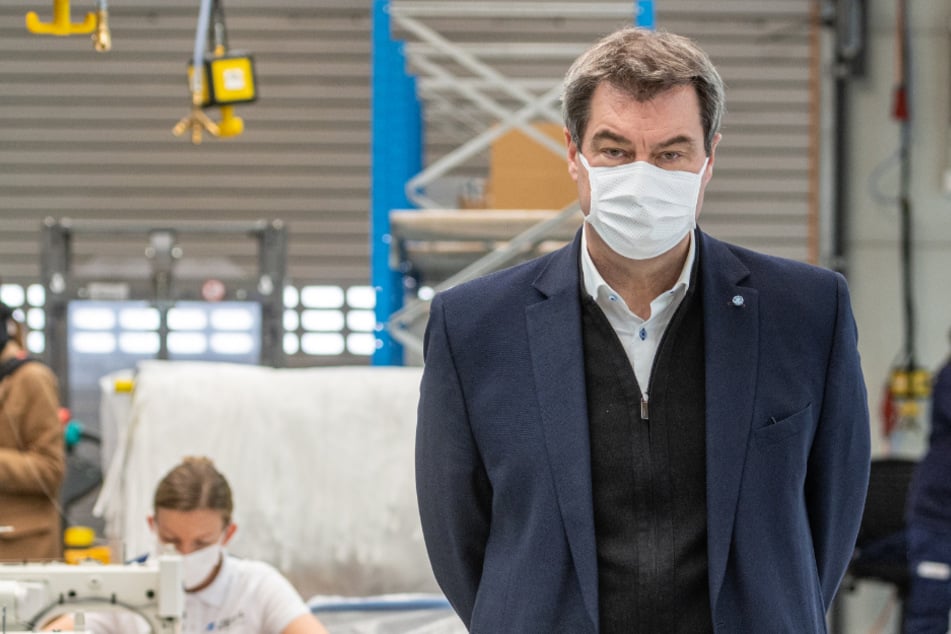 Markus Söder (CSU), Ministerpräsident von Bayern, steht in einer Produktionshalle des Automobilzulieferers Zettl.