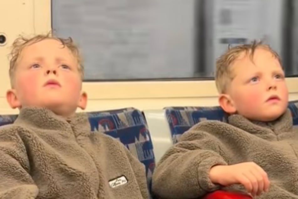 Dvojčata Teddy a Noah (oba 5 let) nastupují poprvé v životě do metra.