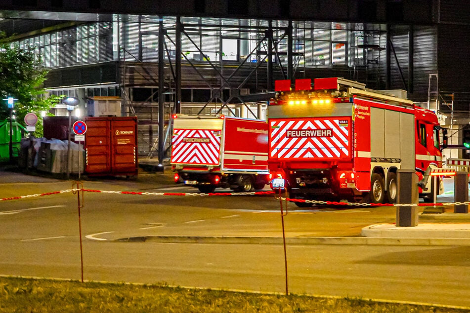 Die Feuerwehr rückte in der Nacht auf Montag im Großaufgebot zu dem Umspannwerk an.