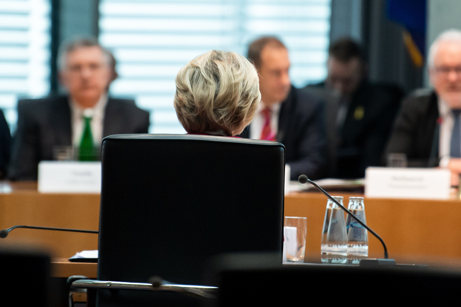 Ursula von der Leyen (CDU), ehemalige Verteidigungsminsterin und heutige Präsidentin der EU-Kommission, sitzt bei der Befragung des Untersuchungsausschusses des Bundestags zur Berateraffäre im Verteidigungsministerium im Deutschen Bundestag.