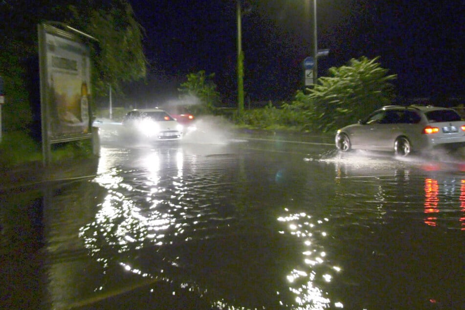 Heftige Regenfälle sorgten in Hessen und Rheinland-Pfalz für katastrophale Zustände. Ganze Straßenzüge wurden unter anderem überflutet.