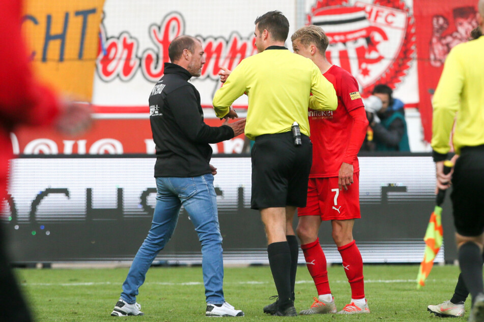 Im Hinspiel beim 1:1 ging es zur Sache. Hier muss Schiri Harm Osmers die Streithähne Joe Enochs (l.) und Bentley Bexter Bann trennen. Heute muss sich Zwickaus Coach im Griff haben.