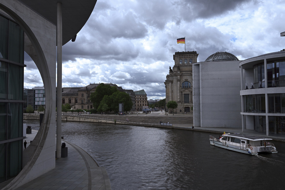 Der Himmel über Berlin zeigt sich am Montag überwiegend bedeckt.
