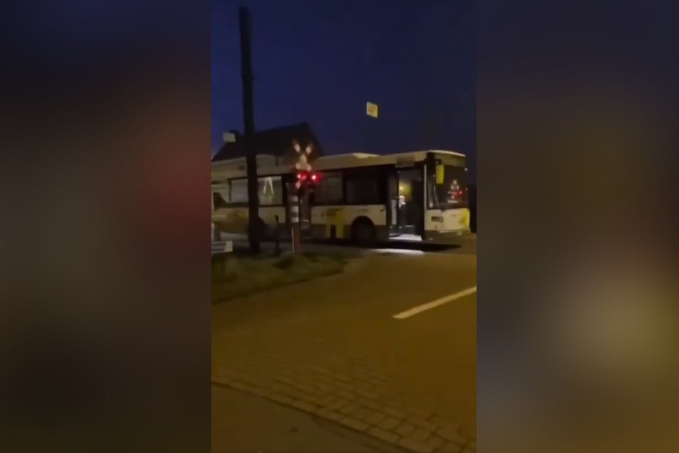 Wenige Minuten vor dem Crash: Ein Bus bleibt mitten auf den Bahngleisen liegen.