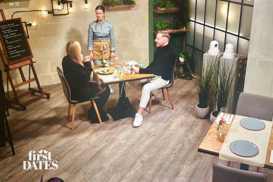 Die Kellnerin muss Franzi darauf hinweisen, dass sie einen Krümel am Mund hat, während Thomas (36) still bleibt.