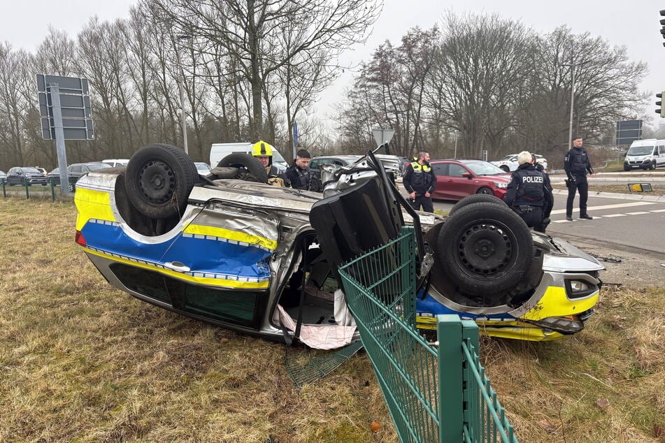 Durch die Wucht des Aufpralls überschlug sich das Polizeiauto.