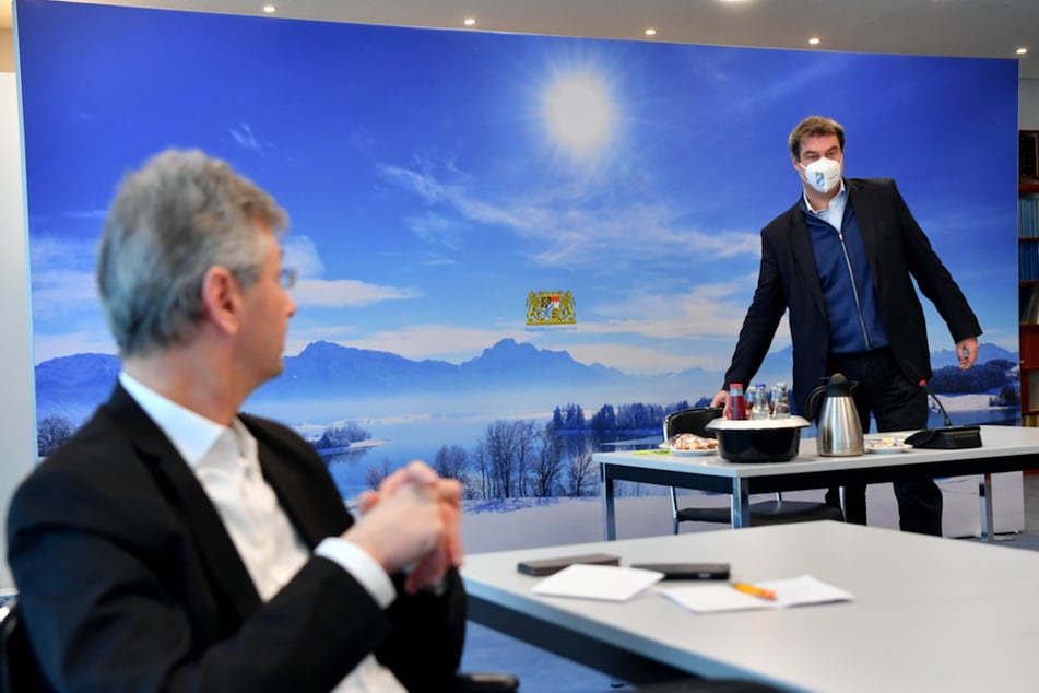 Michael Piazolo (l.,61, Freie Wähler), Staatsminister für Unterricht und Kultus, und Markus Söder (54, CSU), Ministerpräsident von Bayern, nehmen gemeinsam am Gespräch der Staatsregierung mit Vertretern der Schulfamilie teil.
