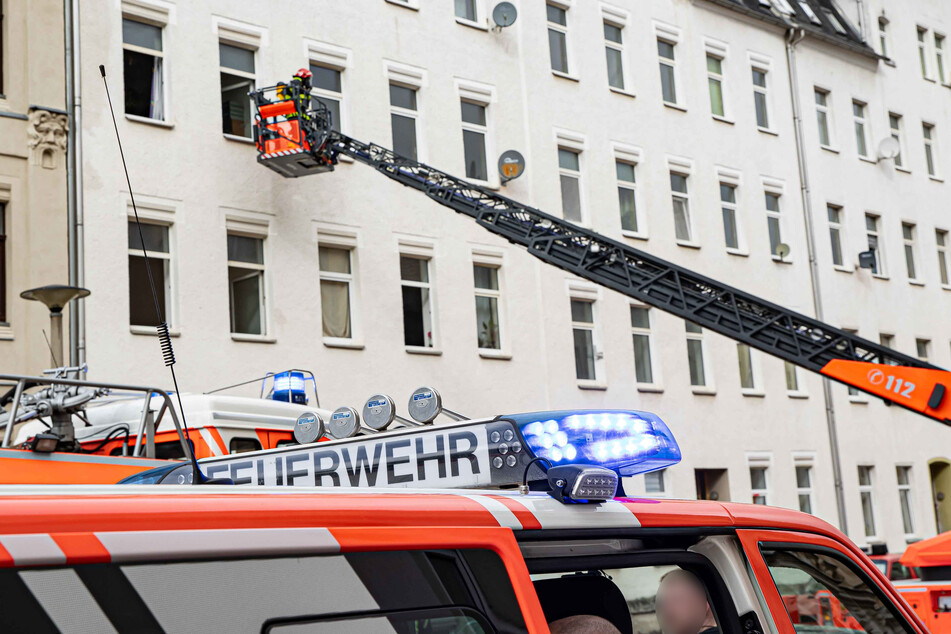 In einem Plauener Mehrfamilienhaus brach am Samstagmittag ein Brand aus. Der Rauch verteilte sich über mehrere Etagen.