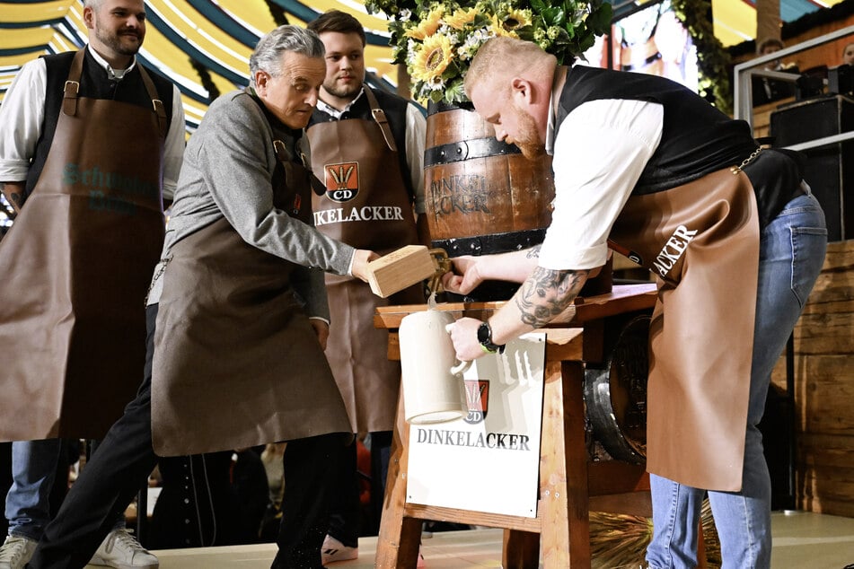 Im letzten Jahr hat Frank Nopper (2.v.l, CDU), Oberbürgermeister von Stuttgart das erste Fass Bier mit zwei Schlägen angeschlagen.