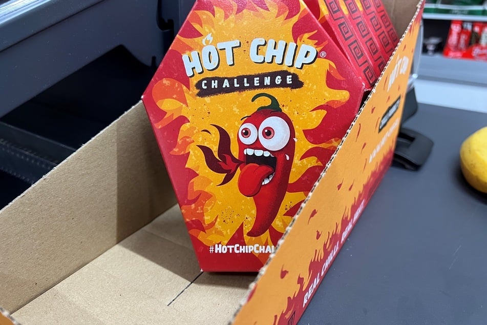 Diese enorm scharfen Chips sind der Hauptbestandteil der "Hot Chip Challenge", die als beliebter - und überaus gefährlicher - TikTok-Trend gilt.