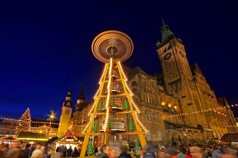 Die Traditionskunst aus dem Erzgebirge zeigt sich auf dem Weihnachtsmarkt in Chemnitz nicht nur in der großen Pyramide.