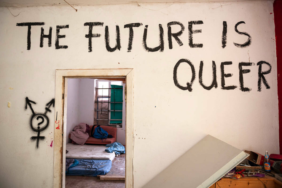 An einer Innenwand des ehemals besetzten Hauses "Liebig 34" in Berlin steht "The Future is Queer".
