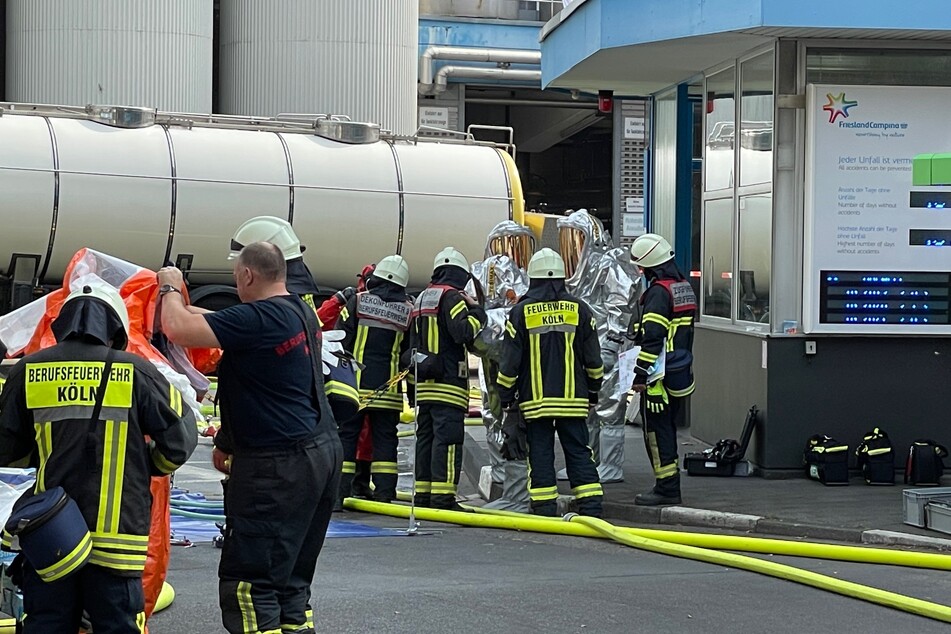 Bevor die Feuerwehrleute die Tanks näher begutachteten, wurden ihnen Schutzanzüge übergezogen.