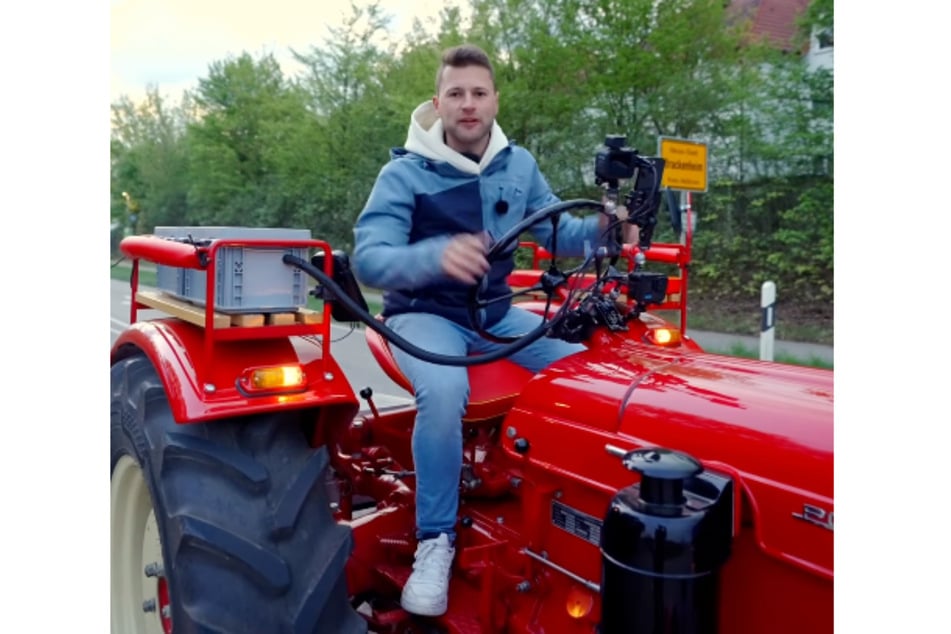 Sein roter Oldtimer-Traktor ist Michas Ein und Alles.