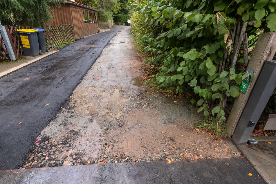 Weil es ein Anwohner so wollte: Dieser Streifen der Seidemannstraße bleibt ungeteert.