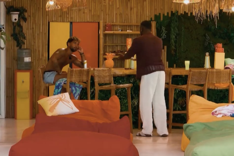 Ema (r.) zeigt Chris (27), dass dieser gern etwas mit seiner Ex-Geliebten Michelle haben darf.