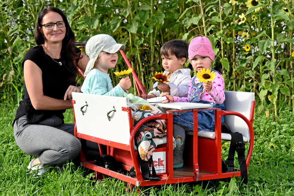 Im Gartenparadies der Kindertagesbetreuung "Eulenstübchen" fühlen sich Max (2), Heidi (2) und Ilya (1) pudelwohl. Nicole Gebauer (38) ist seit zwölf Jahren Tagesmutti.