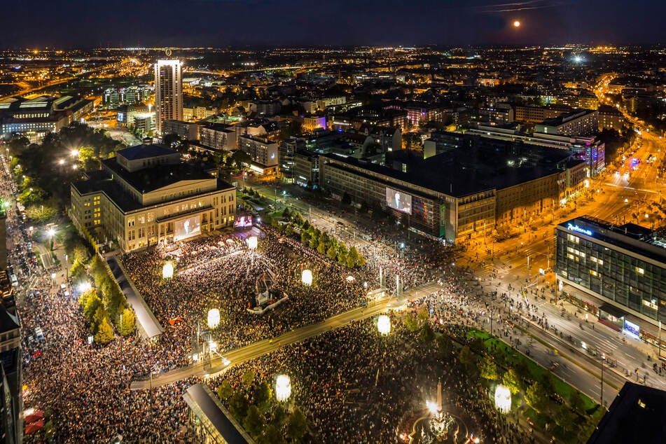 Jedes Jahr treffen sich tausende Leipzigerinnen und Leipziger sowie Besucher der Stadt zum Gedenken an die Friedliche Revolution am 9. Oktober 1989.