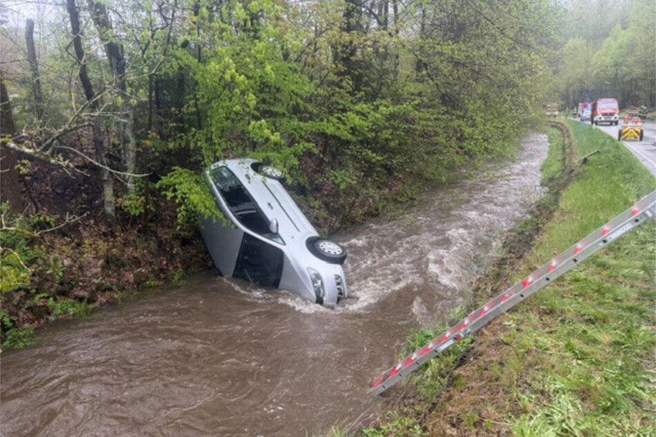 Das Fahrzeug kam auf der Seite liegend im Fluss zum Stehen.