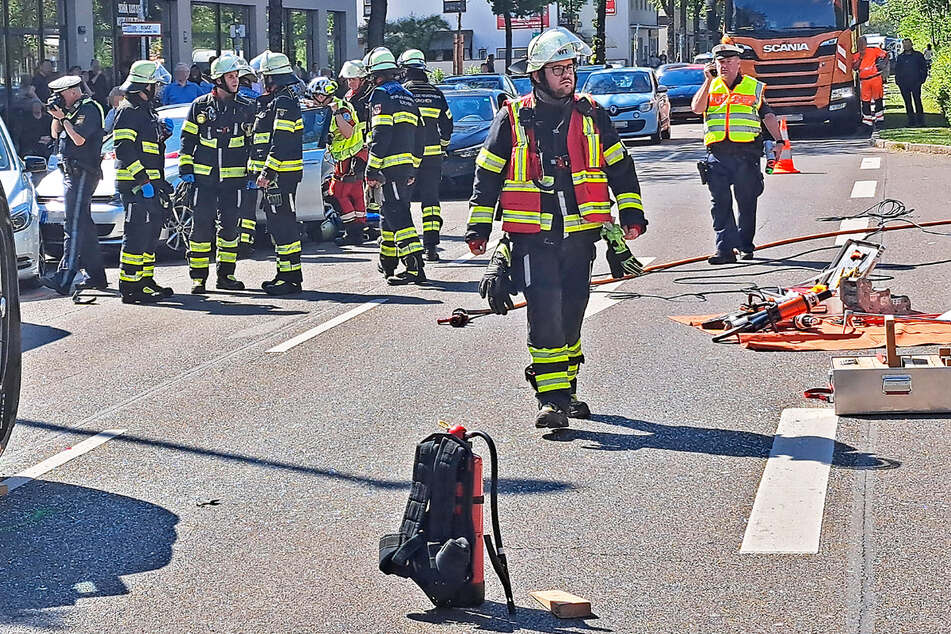 Die Wasserburger Landstraße musste von der Polizei gesperrt werden.