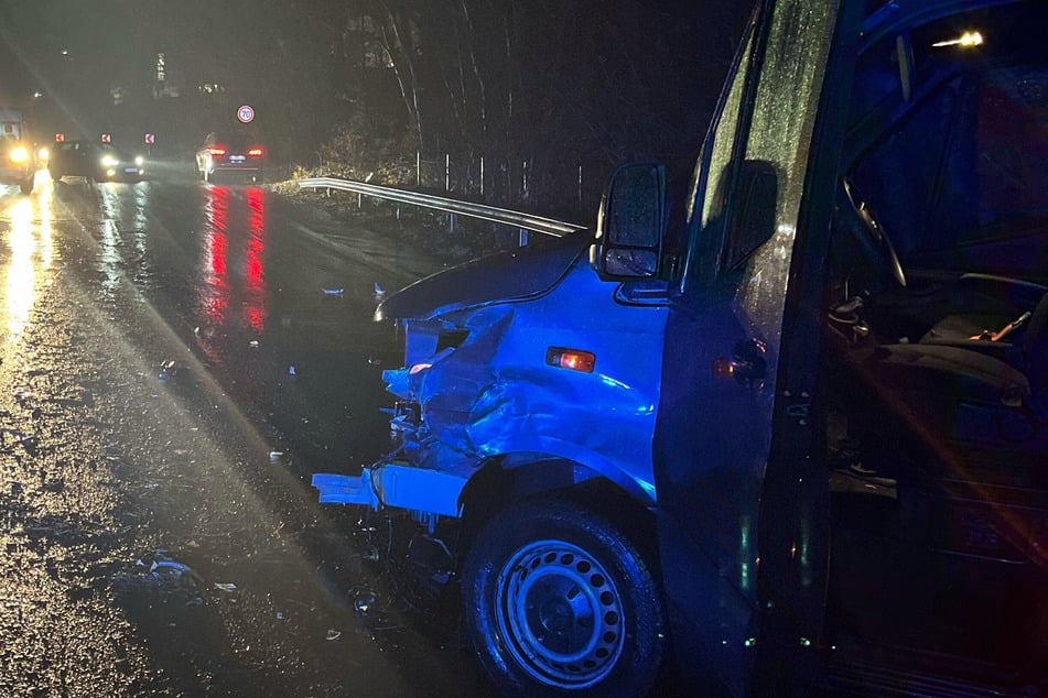 Der Sprinter war nach dem Crash auf der Overather Straße nicht mehr fahrbereit und musste abgeschleppt werden.