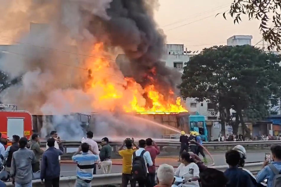 Zahlreiche Gaffer filmten die Löscharbeiten.