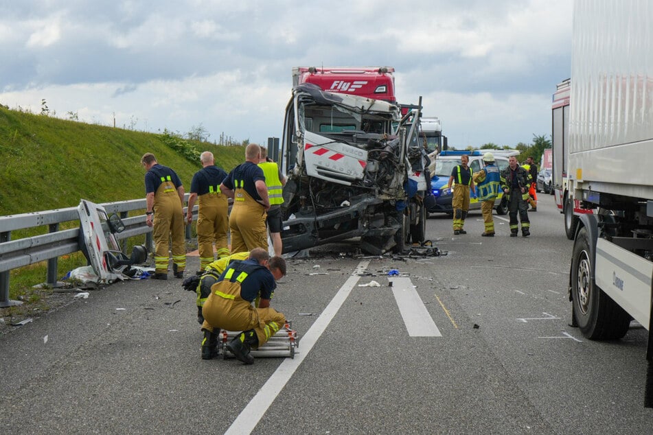 Auf der Fahrbahn entstand ein Trümmerfeld.