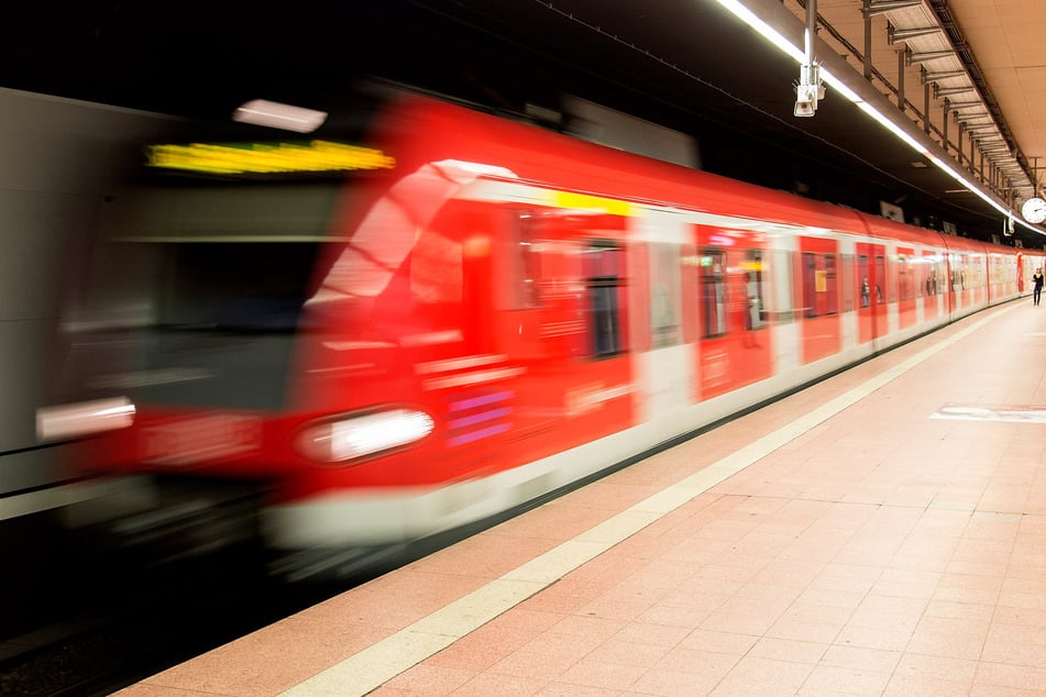 In einer S-Bahn der Linie 2 beschwerte sich ein Lokführer per Durchsage, dass die neuen Fahrzeuge der "letzte Dreck" seien. (Symbolfoto)