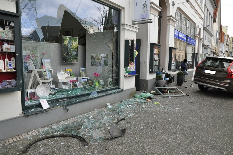 Die Fensterfront der Oldenburger Buchhandlung wurde komplett zerstört.