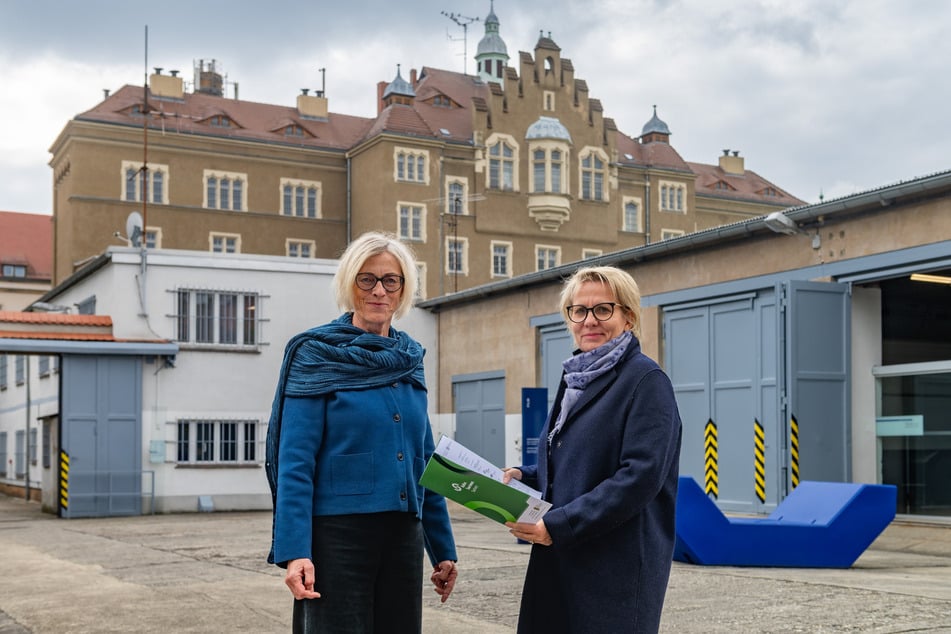 Kultusministerin Barbara Klepsch (60, CDU) mit Gedenkstellenleiterin Silke Klewin (58, l.).