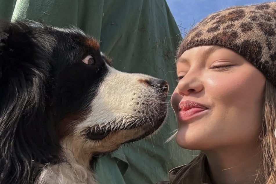 Küsse verteilt Cheyenne Ochenknecht (24) an ihren Mann, ihre beiden Kinder und ihre Tiere auf ihrem Bauernhof in Dobl.