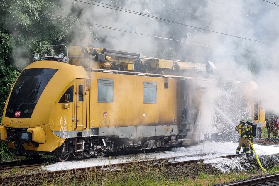 Triebwagen der Deutschen Bahn geht in Flammen auf - Feuerwehr im Großeinsatz