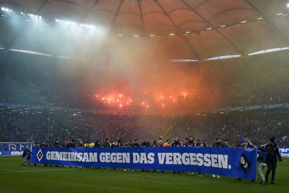 Vor dem Spiel brannten die Braunschweiger Fans ordentlich Pyro-Technik ab, sodass die Partie mit ein paar Minuten Verspätung angepfiffen werden musste.