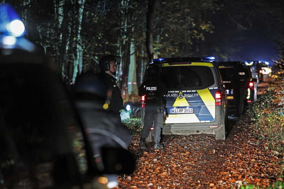 Zahlreiche Einsatzkräfte der Polizei stellten sich am frühen Mittwochmorgen auf, um den Zugriff vorzubereiten.