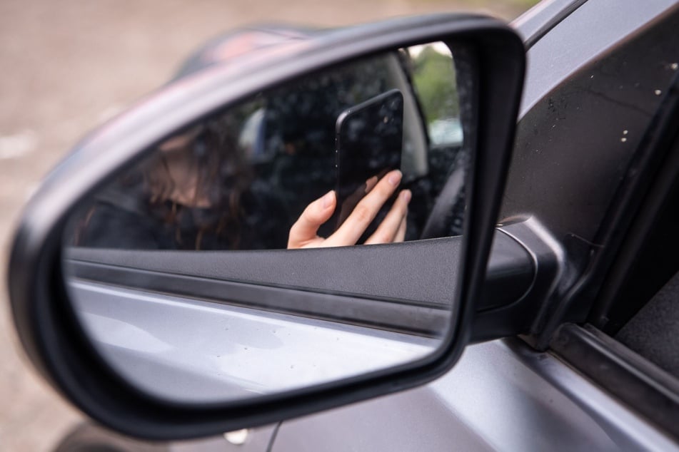 Auf einer engen Straße in Halle wollten eine Fahrerin und ein Fahrer nicht nachgeben - die Frau rief einen Freund zur Hilfe. (Symbolbild)