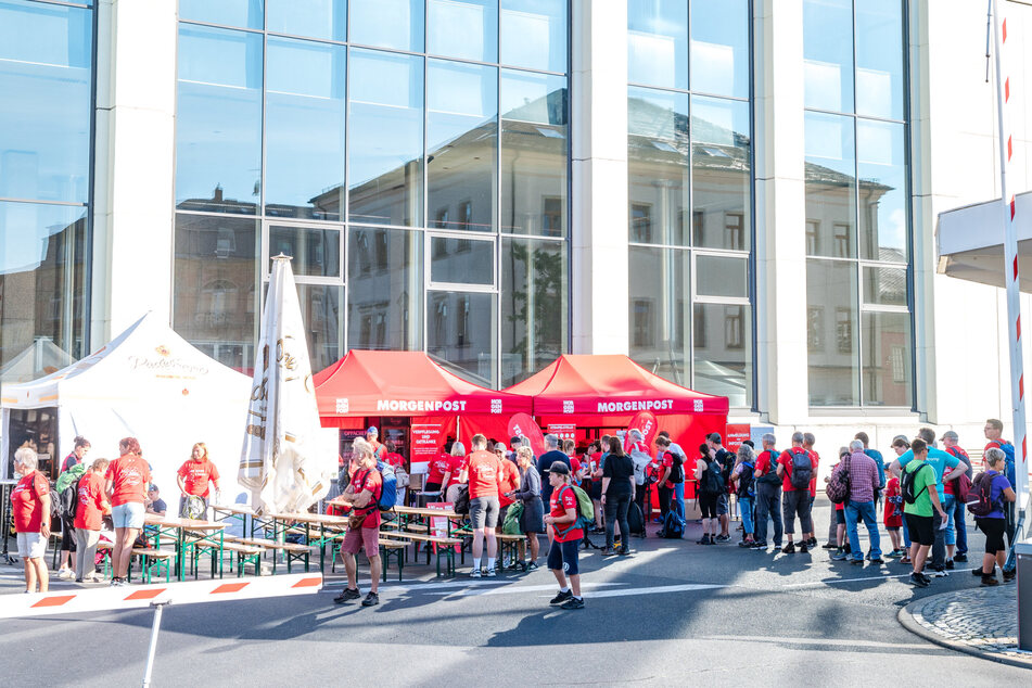 Ab dem Morgen sammelten sich die Wanderer vor der Brauerei.