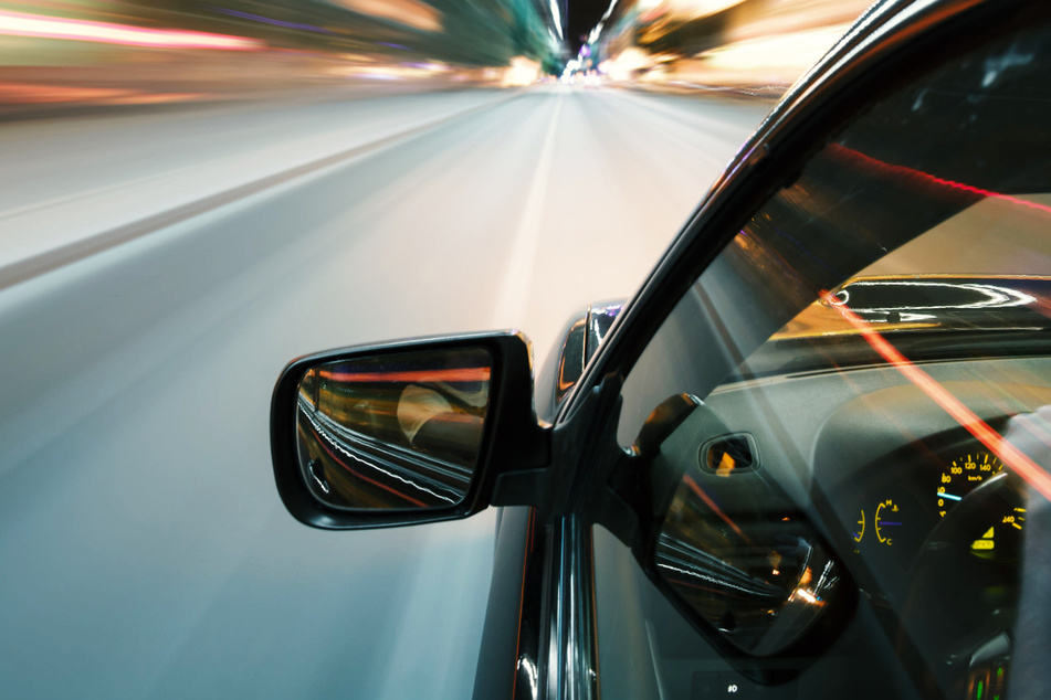 Die drei Fahrer beschleunigten ihre Autos mitten in der Stadt auf Vollgas, wie die Polizei berichtete. (Symbolbild)