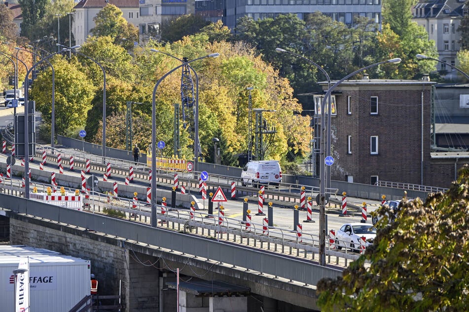 Auf der Nossener Brücke kommt der Verkehr in der Nacht zum Dienstag zumindest stadteinwärts zum Erliegen.