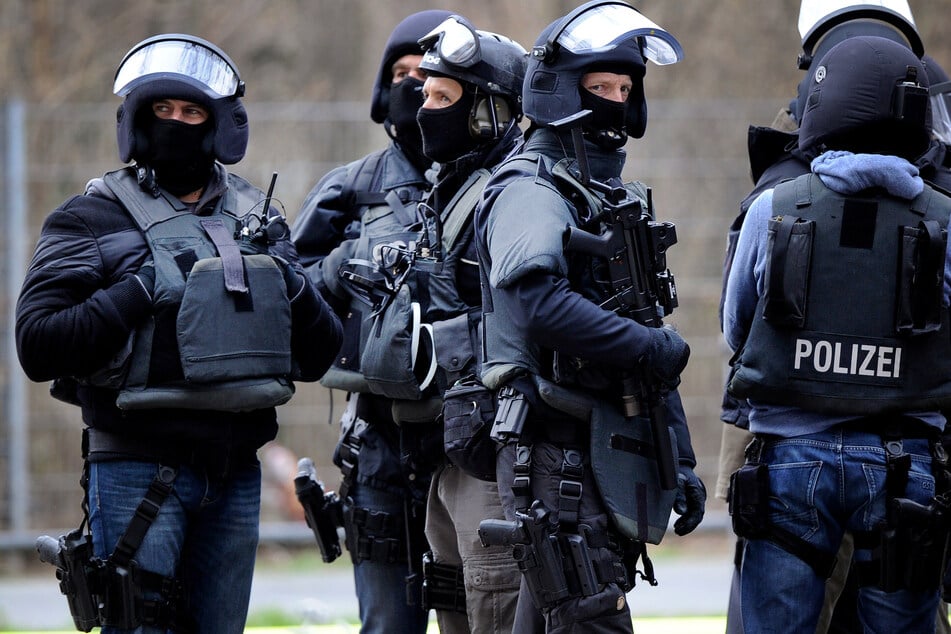 Ein Mann soll in der Nähe einer Schule in Halle Kinder und Jugendliche bedroht haben - am Nachmittag waren Spezialkräfte der Polizei im Einsatz. (Symbolbild)