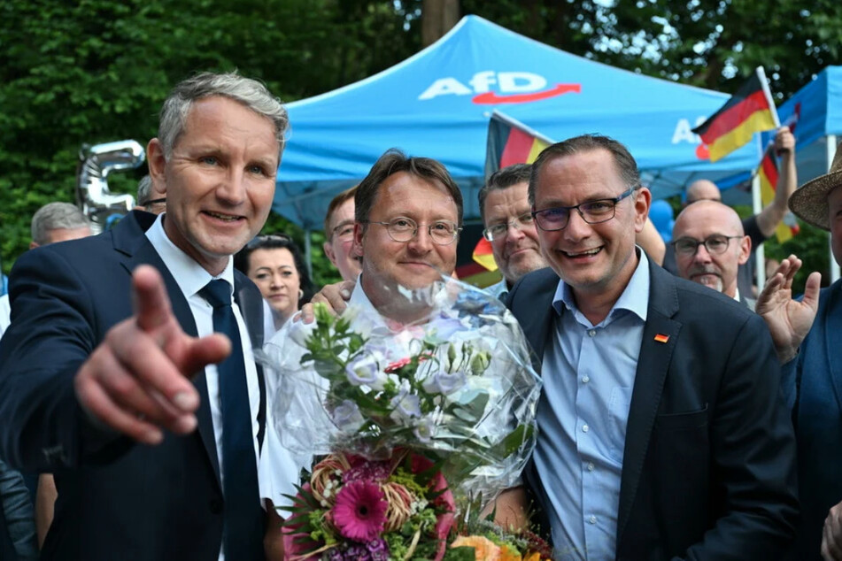Robert Sesselmann (50, M.) wurde im Landkreis Sonneberg zum ersten AfD-Landrat Deutschlands gewählt. Zu seinen ersten Gratulanten gehörten Thüringens AfD-Chef Björn Höcke (51, l.) und AfD-Bundeschef Tino Chrupalla (48, r.).