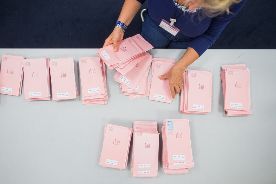 Viele Menschen wählten in diesem Jahr bereits per Briefwahl. Weiterhin bevorzugen dennoch viele Einwohner den Gang zur Wahlurne. (Archivbild)
