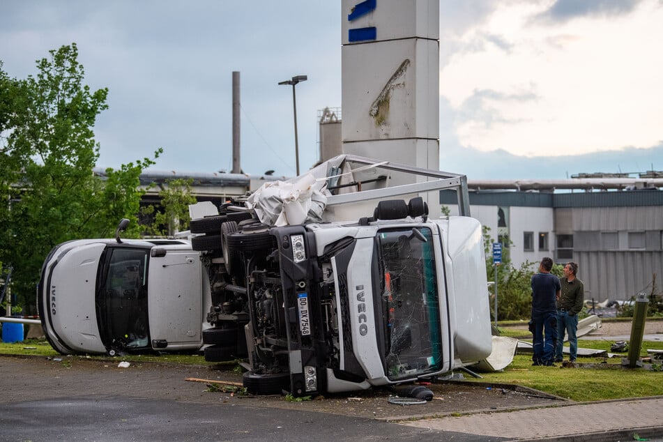 Bei einem Autohändler in Paderborn sind durch das Unwetter zwei Lastwagen umgekippt.