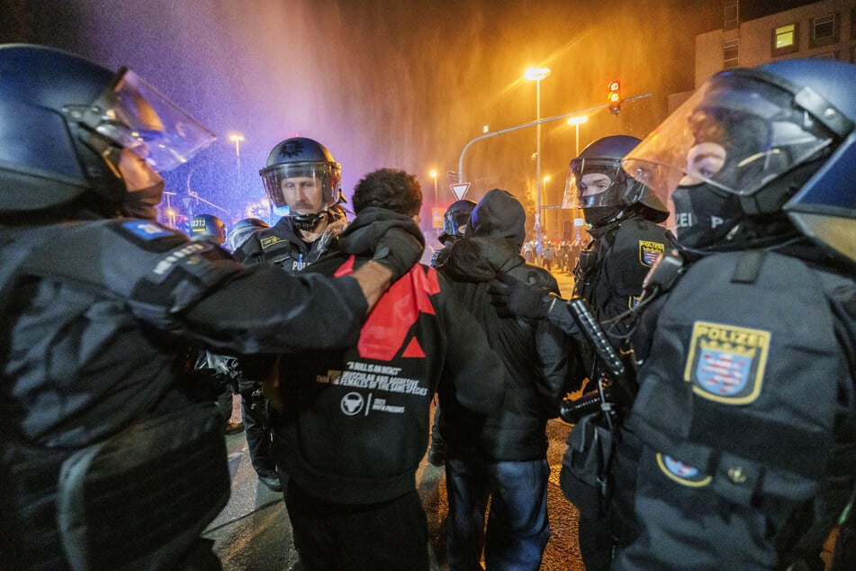 Bei den Protesten in Frankfurt wurden Beamte verletzt.