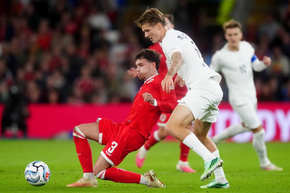 David Möller Wolfe (24, r) hat mit Norwegen am Donnerstagabend gegen Wales verloren.