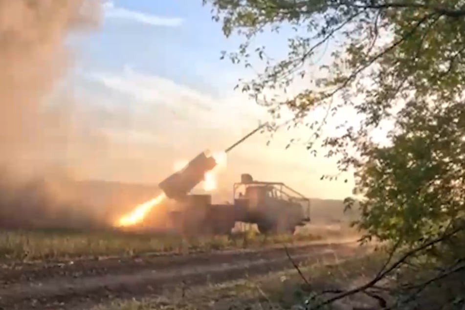 Russische Raketenartillerie feuert im Raum Prokowsk auf ukrainische Stellungen.