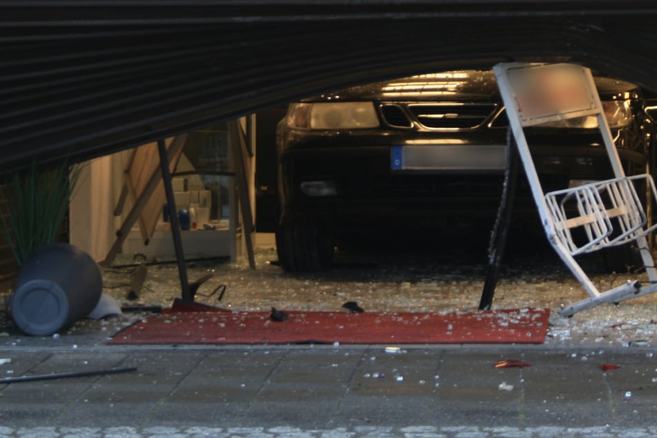 Schmuck-Diebe donnern mit Auto in Juwelier und fliehen mit Beute: Wer kann helfen?