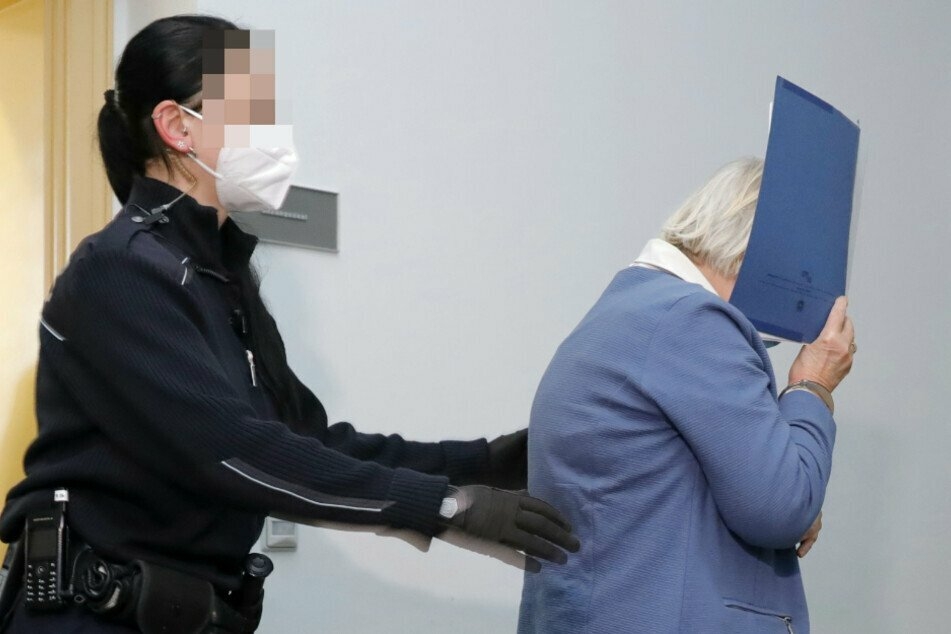 Annelie K. (67) steht wegen heimtückischen Mordes vor Gericht. Sie soll 2003 ihren Mann vergiftet haben.
