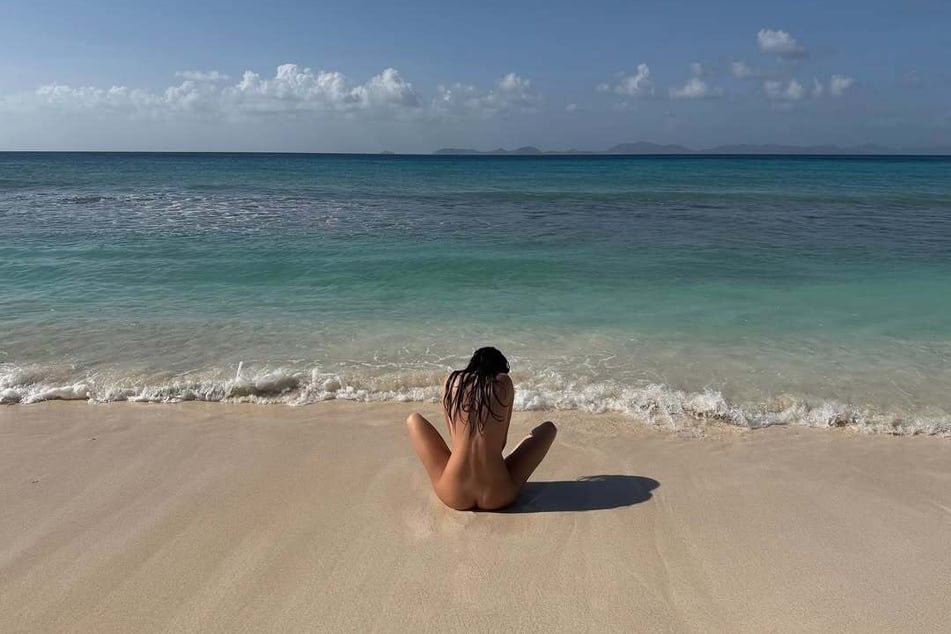 Auf gleich mehreren Bildern zog Kendall Jenner (30) blank.