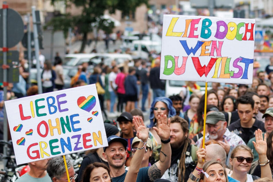 Demo fordert politische Maßnahmen: Rund 11.000 Teilnehmer feiern CSD in Nürnberg